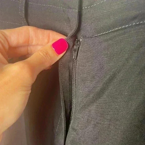 BCBGMaxAzria Pleated Aldan Shorts Size 4 Black - Picture 5 of 9